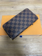 Load image into Gallery viewer, Louis Vuitton Zippy Wallet SKU6895
