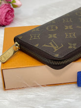 Load image into Gallery viewer, Louis Vuitton Zippy Wallet Monogram SKU6706
