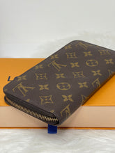 Load image into Gallery viewer, Louis Vuitton Zippy Wallet Monogram SKU6708
