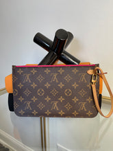 Load image into Gallery viewer, Neverfull Pouch MM Pivione SKU6268
